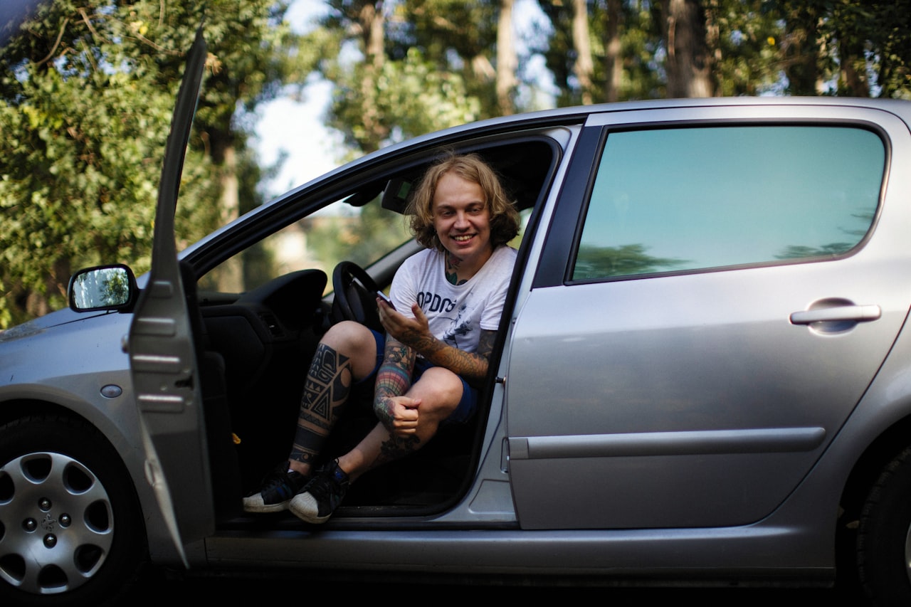 Imagen referencial de cliente y vehículo